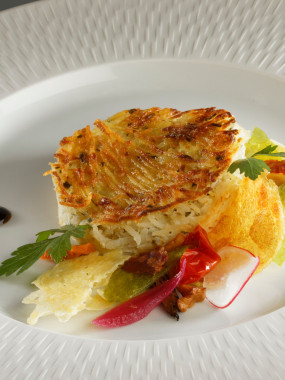 Tatin de pomme paille aux fines herbes