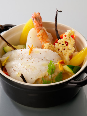 Medley de lotte, Saint-Pierre et gambas grillée sur sa royale de homard, écume à la vanille de Tahiti