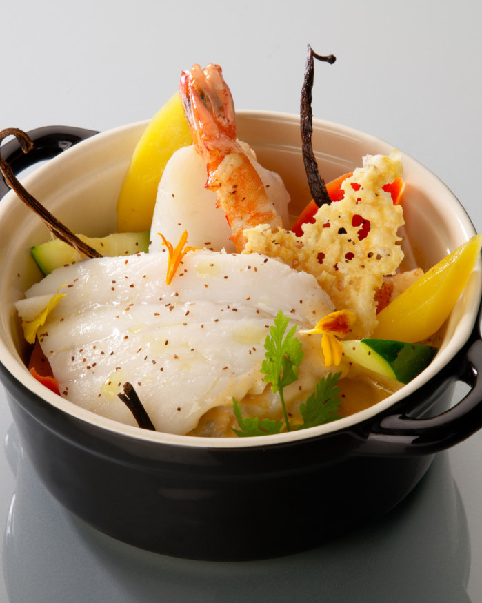 Medley de lotte, Saint-Pierre et gambas grillée sur sa royale de homard, écume à la vanille de Tahiti