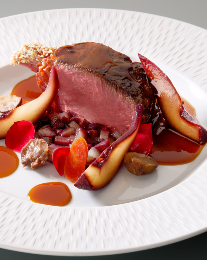 Carré de chevreuil moelleux, sauce au poivre Voatsiperifery sur sa brunoise de poires confites