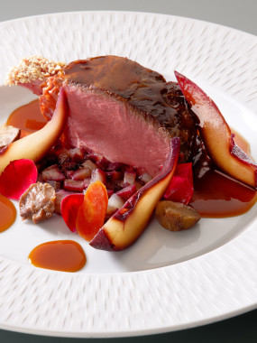 Carré de chevreuil moelleux, sauce au poivre Voatsiperifery sur sa brunoise de poires confites