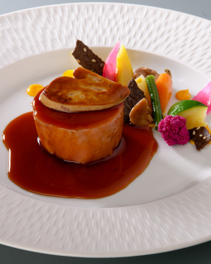 Médaillon de veau en deux textures, foie gras poêlé, sauce porto