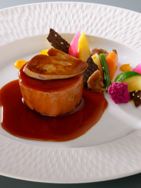Médaillon de veau en deux textures, foie gras poêlé, sauce porto