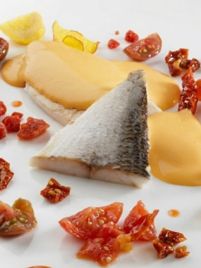 Filet de Saint-Pierre, son sabayon andalou et ses éclats de tomates