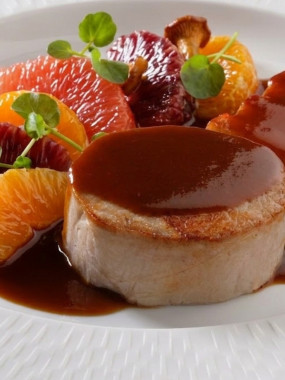 Géométrie d'agneau fondant et son jus miel agrume