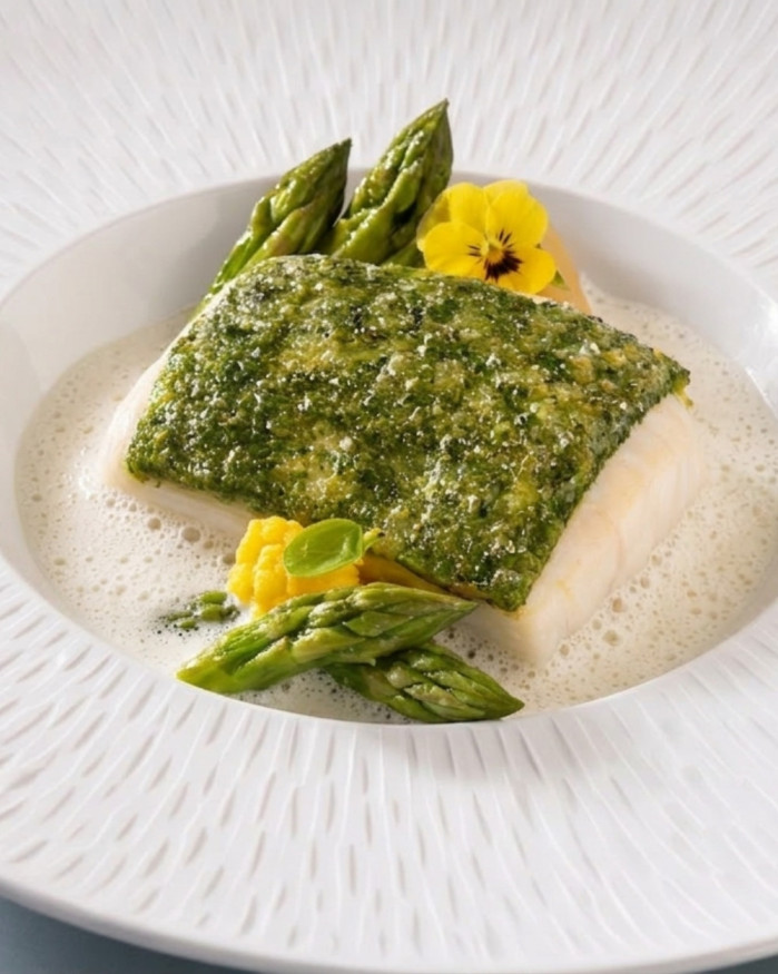 Pavé de sandre en habit vert croustillant, velouté onctueux et pointes d'asperges rôties