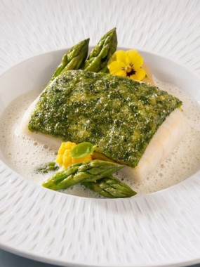 Pavé de sandre en habit vert croustillant, velouté onctueux et pointes d'asperges rôties