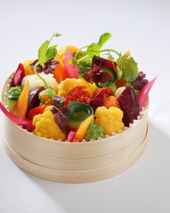 Boîte chaude de quinoa, mousseline de carottes aux herbes fraîches et éclats de légumes