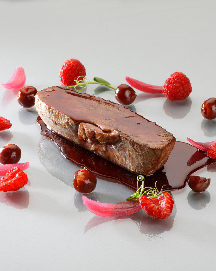 Filet de canard, son miroir et ses éclats de fruits rouges