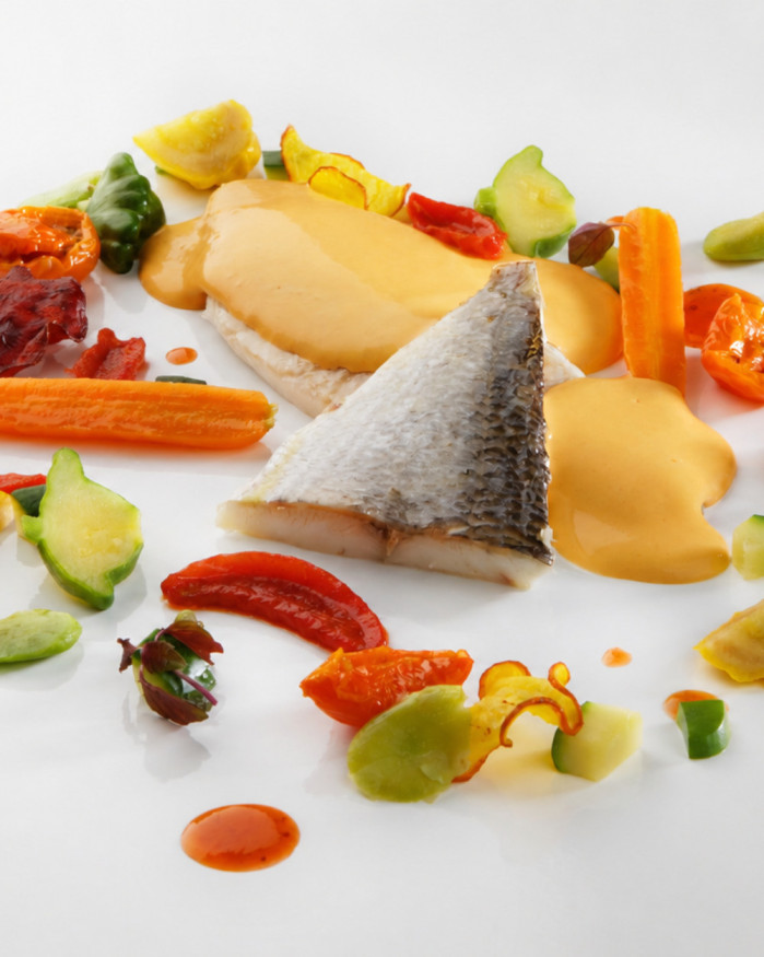 Filet de dorade, son jus espagnol et ses poivrons confits