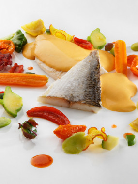 Filet de dorade, son jus espagnol et ses poivrons confits