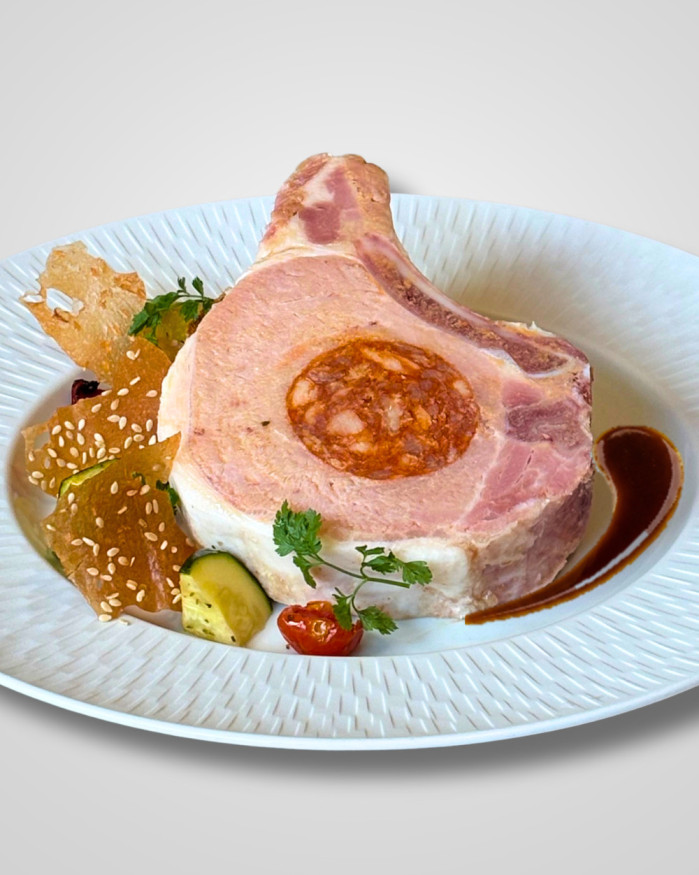 Carré de cochon fondant, cœur de chorizo, son jus réduit