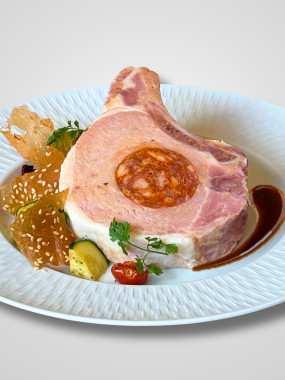 Carré de cochon fondant, cœur de chorizo, son jus réduit