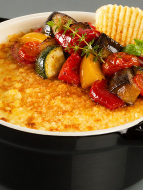 Parmentier de volaille, caponata de légumes, jus de tomate