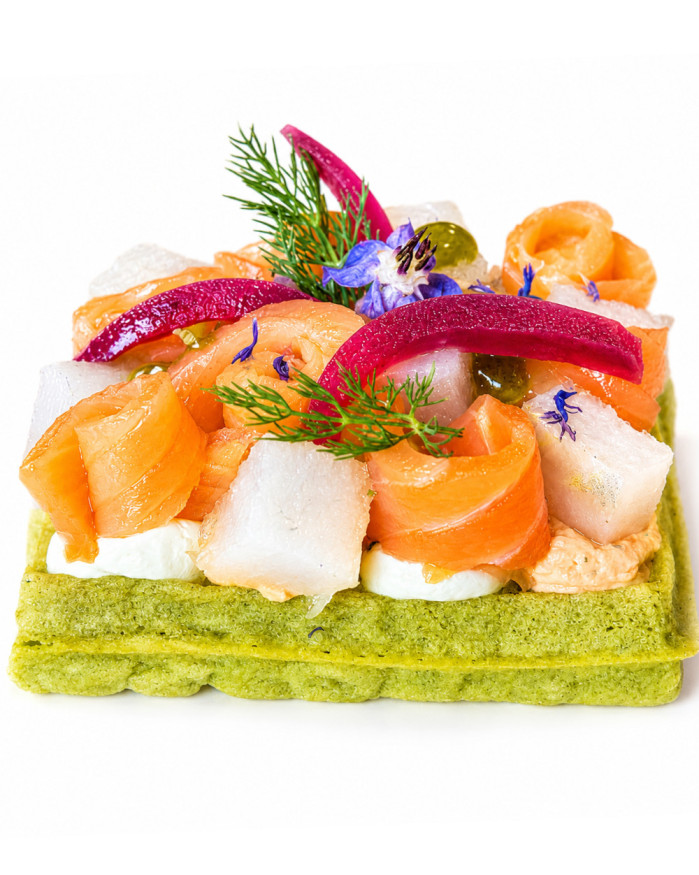 Gaufre truite fumée, crémeux aux herbes fraîches et sandre gravlax sur son sabayon tomate
