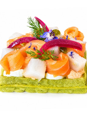 Gaufre truite fumée, crémeux aux herbes fraîches et sandre gravlax sur son sabayon tomate